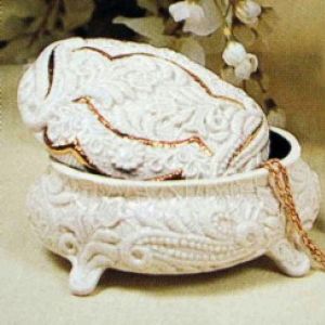 Lace Oval Box With Lid